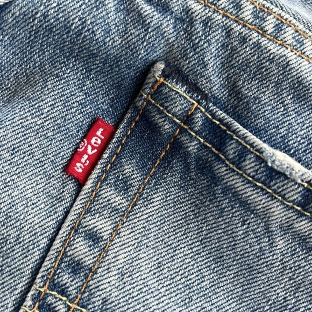 Levi’s 511 Jeans Men’s 32x30 Light‎ Blue Distressed Denim 5-pocket Style Raw Hem